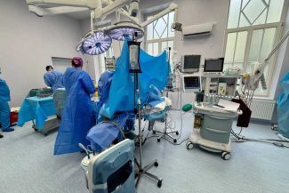 Sibiu: Ficatul și rinichii unui bolnav în moarte cerebrală, prelevate de medici din Cluj-Napoca