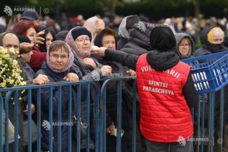 Iași/Peste 3.000 de persoane așteaptă să se închine la moaștele Sfintei Cuvioase Parascheva și Sfântului Cuvios Paisie de la Sihăstria