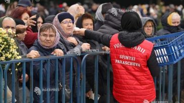 Iași/Peste 3.000 de persoane așteaptă să se închine la moaștele Sfintei Cuvioase Parascheva și Sfântului Cuvios Paisie de la Sihăstria