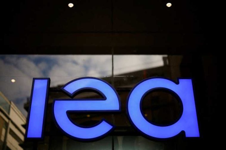 IEA accelerază scoaterea petrolului din rezervele strategice