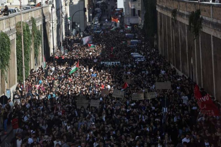 Zeci de mii de studenți protestează în Italia și cer un învățământ public mai performant și combaterea crizei climatice (GALERIE FOTO)