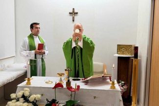 Papa Leon al XIV-lea a oficiat o slujbă la spital, după operația la plămâni și Vaticanul a publicat primele fotografii