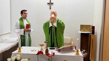 Papa Leon al XIV-lea a oficiat o slujbă la spital, după operația la plămâni și Vaticanul a publicat primele fotografii