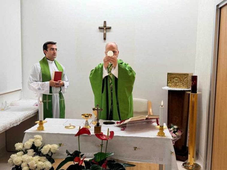 Papa Leon al XIV-lea a oficiat o slujbă la spital, după operația la plămâni și Vaticanul a publicat primele fotografii