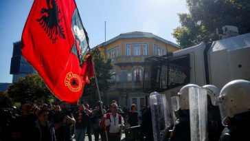 Mii de albanezi protestează la Tirana, manifestațiile antiguvernamentale se extind (GALERIE FOTO)