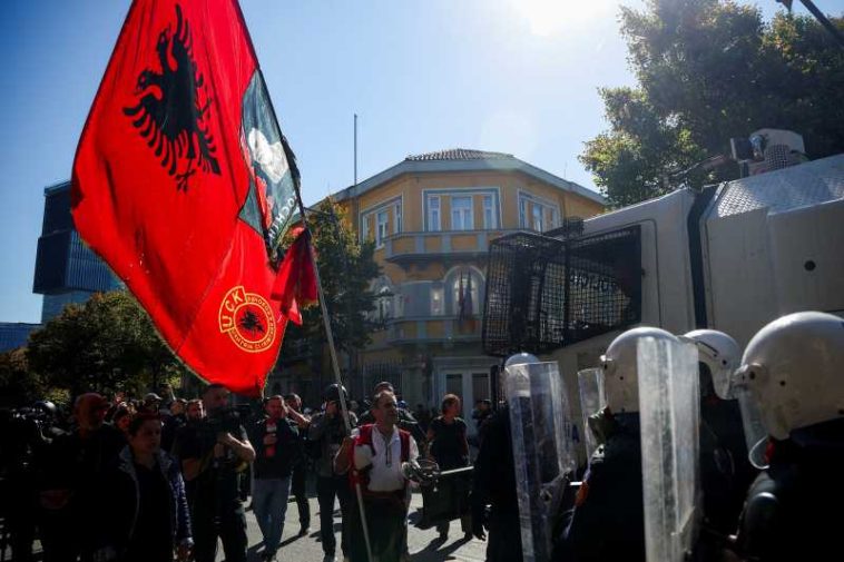 Mii de albanezi protestează la Tirana, manifestațiile antiguvernamentale se extind (GALERIE FOTO)