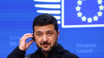 Zelenski a zâmbit doar, întrebat dacă ar putea servi drept țap ispășitor pentru Trump