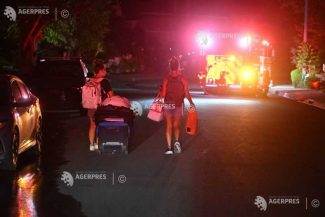 Mii de persoane evacuate și mai multe locuințe distruse de incendii de vegetație în California