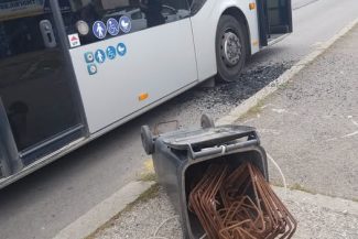 Constanța: Un adolescent a fost rănit în autobuz de un geam spart de un bărbat