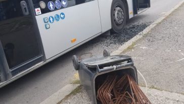 Constanța: Un adolescent a fost rănit în autobuz de un geam spart de un bărbat