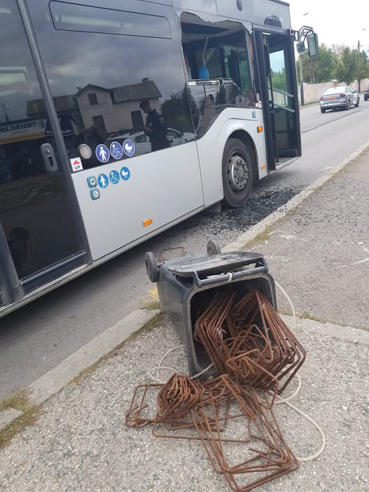 Constanța: Un adolescent a fost rănit în autobuz de un geam spart de un bărbat