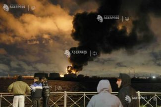 Rusia: Cel puțin un mort și instalații petroliere incendiate în urma unui atac ‘masiv’ cu drone