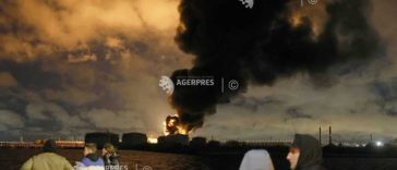 Rusia: Cel puțin un mort și instalații petroliere incendiate în urma unui atac ‘masiv’ cu drone