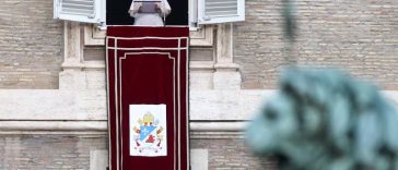 Papa Leon al XIV-lea se adresează mulțimii la Vatican, pentru prima dată după operație