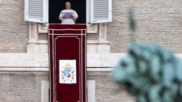 Papa Leon al XIV-lea se adresează mulțimii la Vatican, pentru prima dată după operație