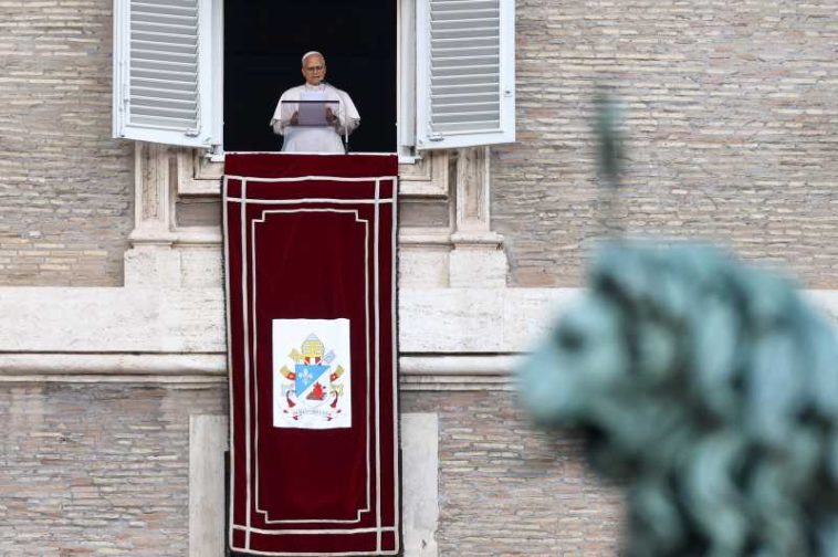 Papa Leon al XIV-lea se adresează mulțimii la Vatican, pentru prima dată după operație