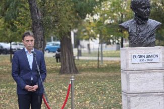 Alba: Bust al academicianului Eugen Simion, dezvelit pe Aleea Scriitorilor din Alba Iulia