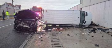 Constanța: Accident rutier între un microbuz și un autoturism; 10 persoane implicate