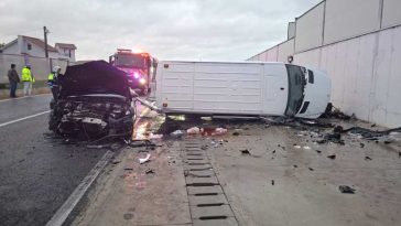 Constanța: Accident rutier între un microbuz și un autoturism; 10 persoane implicate