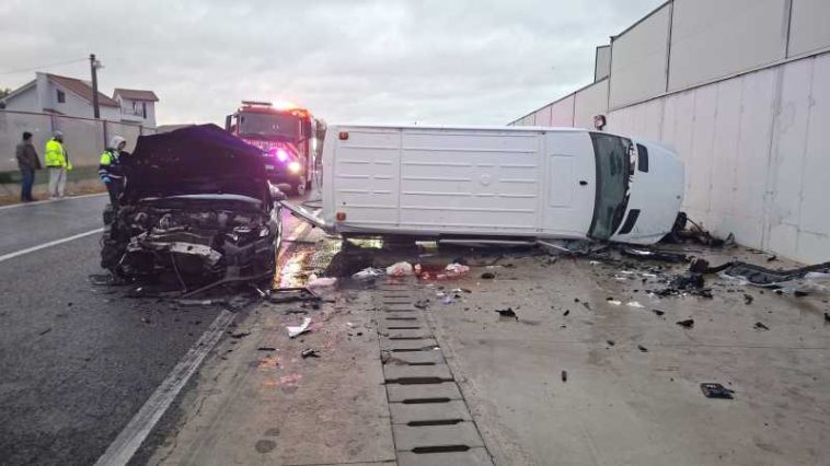 Constanța: Accident rutier între un microbuz și un autoturism; 10 persoane implicate