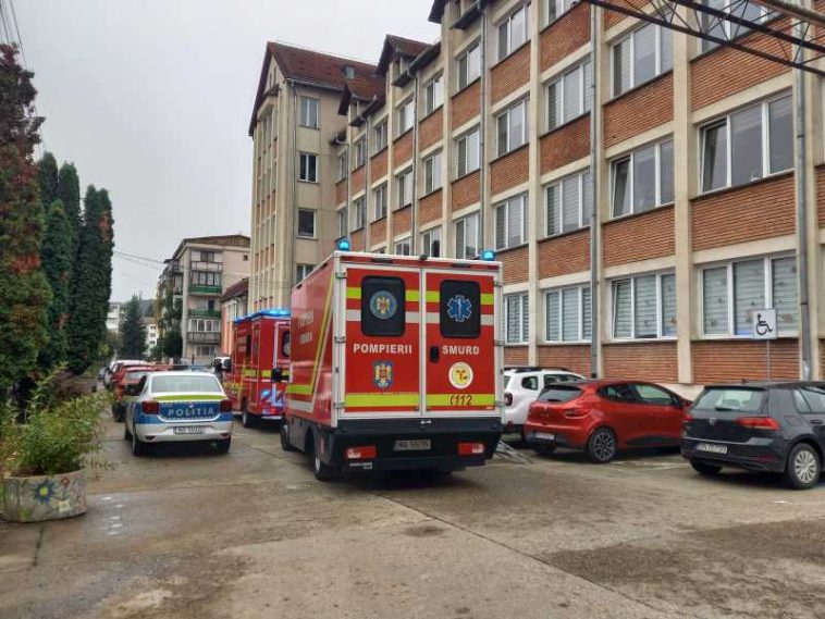 ISU Bistrița-Năsăud: Profesoara și elevul atacați cu cuțitul în școala din Bistrița – duși la spital