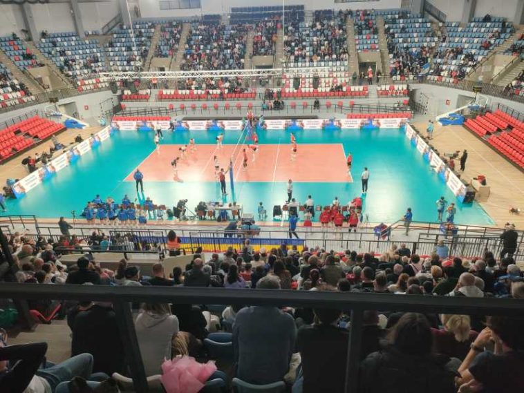 REPORTAJ Tulcea: Danubius Arena bate la ușa competițiilor europene de volei, în ciuda războiului de la graniță (GALERIE FOTO)
