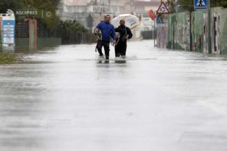 Spania/ Ploi și inundații soldate cu doi morți; locuitorii din regiunea Valencia, îndemnați să rămână în case