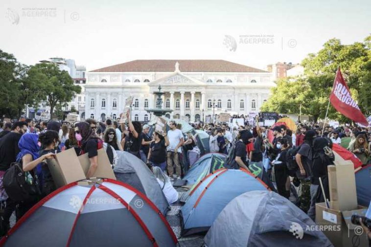 Portugalia: Manifestanții împotriva crizei locuințelor continuă să ocupe centrul Lisabonei