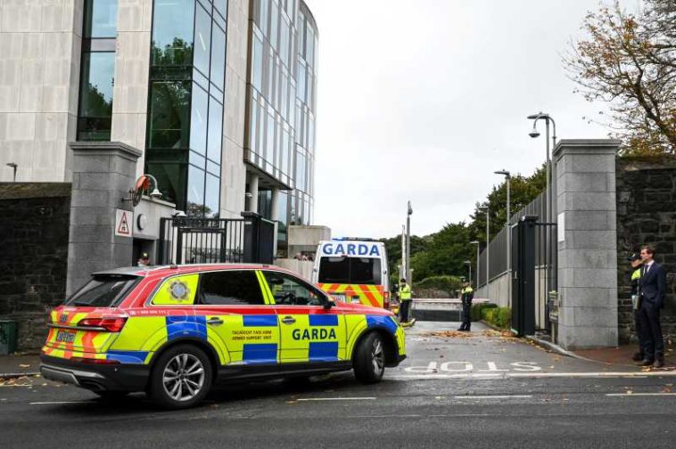 Amenințări cu bombă la 160 de școli din Irlanda de Nord și mesaje de amenințare în Scoția