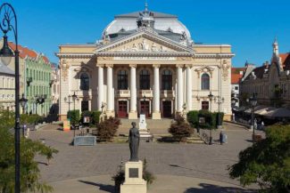 Bihor: Fațada clădirii Teatrului de Stat din Oradea, reabilitată cu fonduri de la Consiliul Județean