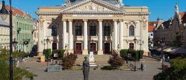 Bihor: Fațada clădirii Teatrului de Stat din Oradea, reabilitată cu fonduri de la Consiliul Județean