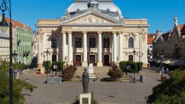 Bihor: Fațada clădirii Teatrului de Stat din Oradea, reabilitată cu fonduri de la Consiliul Județean
