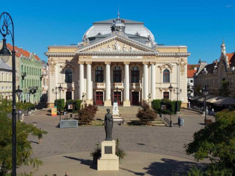 Bihor: Fațada clădirii Teatrului de Stat din Oradea, reabilitată cu fonduri de la Consiliul Județean