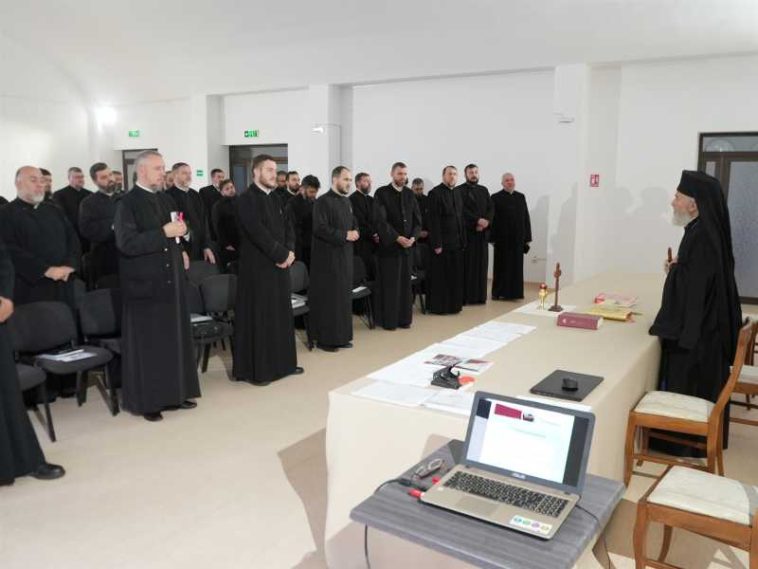 Brăila: Preoți din trei județe, pregătiți să ajute persoanele dependente de droguri, alcool și jocuri de noroc