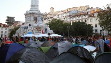 Portugalia: Poliția a evacuat taberele din Lisabona și Porto ale protestatarilor față de criza locuințelor, operând 55 de arestări