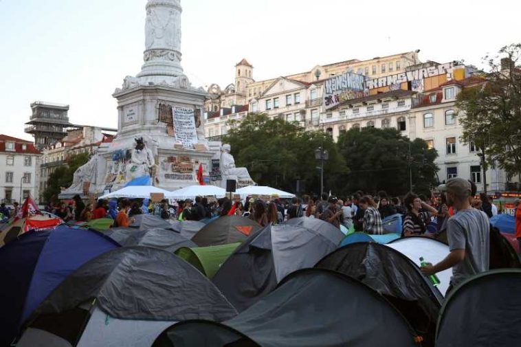 Portugalia: Poliția a evacuat taberele din Lisabona și Porto ale protestatarilor față de criza locuințelor, operând 55 de arestări