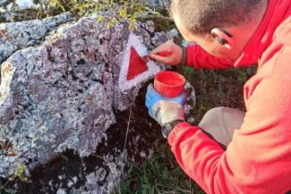 Harghita: Salvamont a refăcut marcajele pe 360 de kilometri de trasee turistice și a început pregătirile pentru sezonul de iarnă