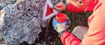Harghita: Salvamont a refăcut marcajele pe 360 de kilometri de trasee turistice și a început pregătirile pentru sezonul de iarnă