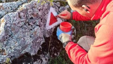 Harghita: Salvamont a refăcut marcajele pe 360 de kilometri de trasee turistice și a început pregătirile pentru sezonul de iarnă