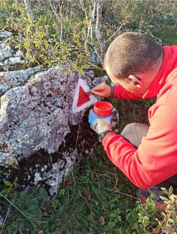 Harghita: Salvamont a refăcut marcajele pe 360 de kilometri de trasee turistice și a început pregătirile pentru sezonul de iarnă