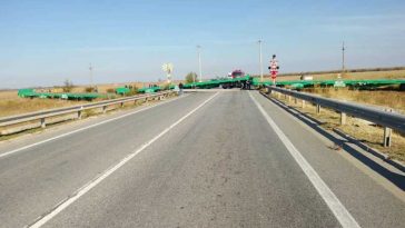 Olt: Circulație rutieră blocată pe Centura Caracal, după deraierea unor vagoane ale unui marfar