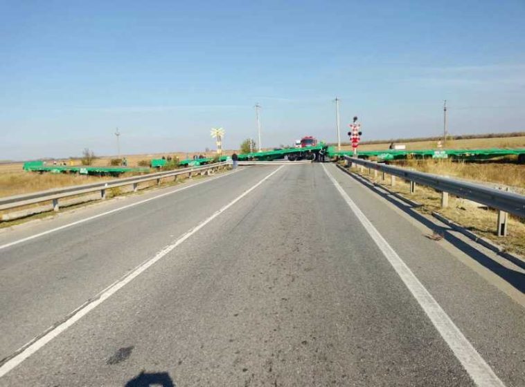Olt: Circulație rutieră blocată pe Centura Caracal, după deraierea unor vagoane ale unui marfar