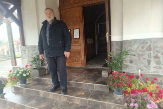 Mureș: Un preot din Lunca Bradului hrănește și îmbracă sute de elevi și bătrâni de peste 20 de ani