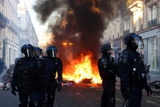 Violențe în Franța: Guvernul va întări forțele de poliție cu trupe militare și recunoaște existența unor deficiențe în gestionarea…