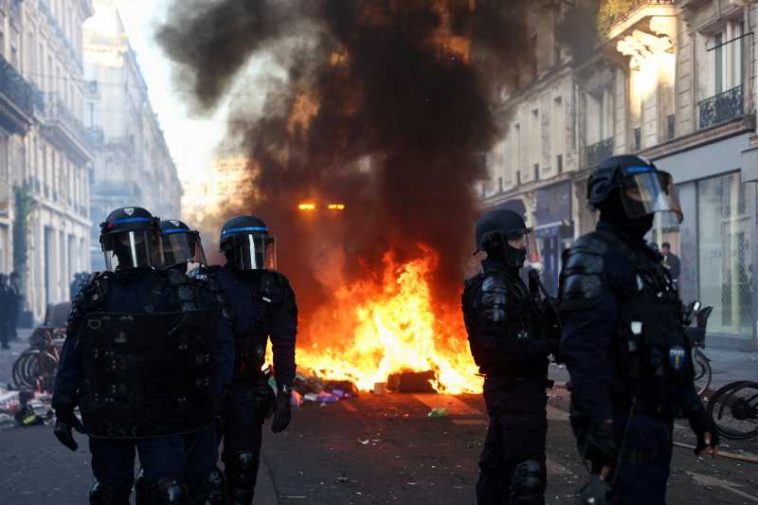 Violențe în Franța: Guvernul va întări forțele de poliție cu trupe militare și recunoaște existența unor deficiențe în gestionarea…