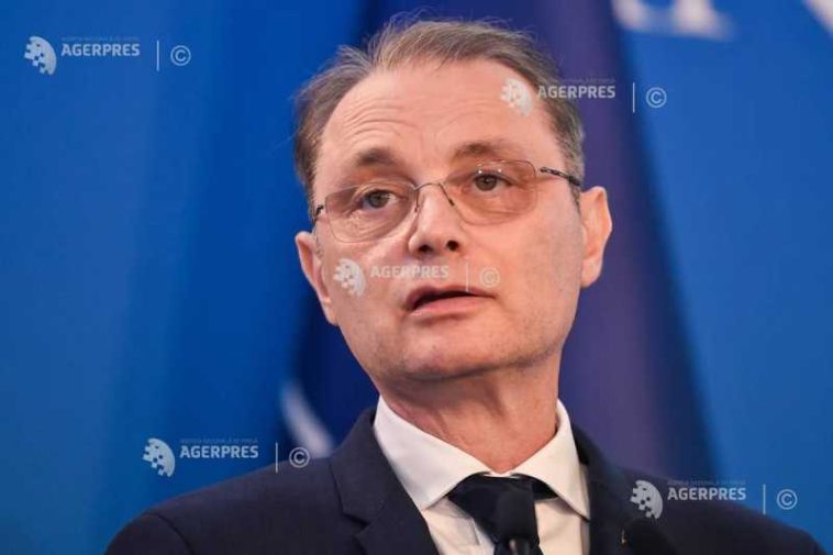 Premierul Luca Niculescu merge miercuri la cinci ministere pentru preluarea mandatelor de către noii miniștri