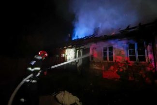Harghita: Incendiu la trei locuințe în Gălăuțaș; focul a cuprins acoperișurile pe o suprafață de aproximativ 200 de metri pătrați (GALERIE…