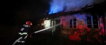 Harghita: Incendiu la trei locuințe în Gălăuțaș; focul a cuprins acoperișurile pe o suprafață de aproximativ 200 de metri pătrați (GALERIE…