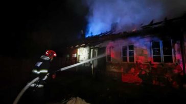Harghita: Incendiu la trei locuințe în Gălăuțaș; focul a cuprins acoperișurile pe o suprafață de aproximativ 200 de metri pătrați (GALERIE…