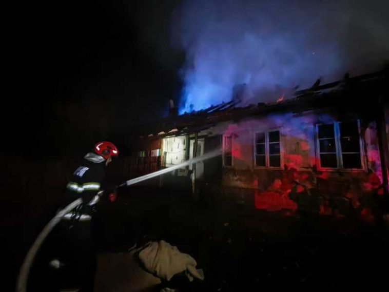 Harghita: Incendiu la trei locuințe în Gălăuțaș; focul a cuprins acoperișurile pe o suprafață de aproximativ 200 de metri pătrați (GALERIE…